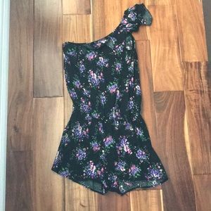 One shoulder romper